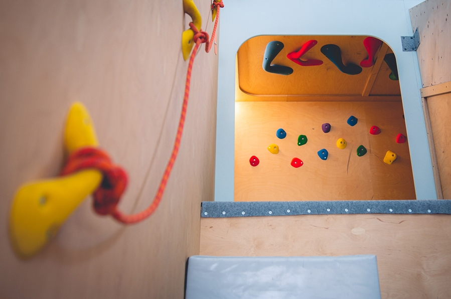 La mezza kids, un espace pour grimper comme les grands, avec des parcours adaptés à leur morphologie...