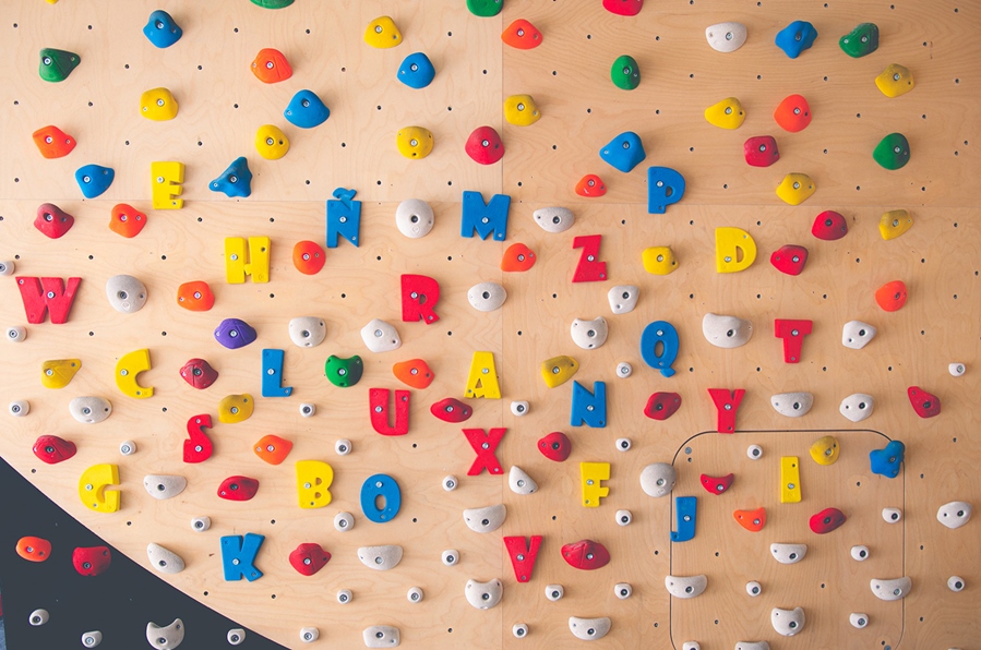 Un mur de grimpe adapté aux tout petits.